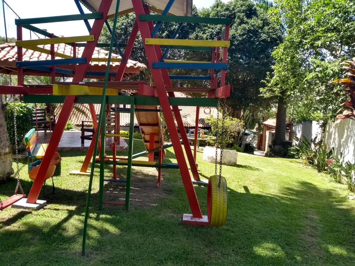 Imagem parquinho para crianças com escorregador, balanços, escadas